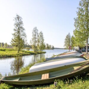 Venepaikat_veneet_Riviera_kuva_Essi_Koivisto Veneitä Rivieran venepaikoilla, taustalla kesäinen järvimaisema.