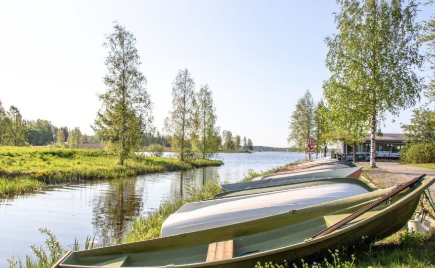 Venepaikat_veneet_Riviera_kuva_Essi_Koivisto Veneitä Rivieran venepaikoilla, taustalla kesäinen järvimaisema.