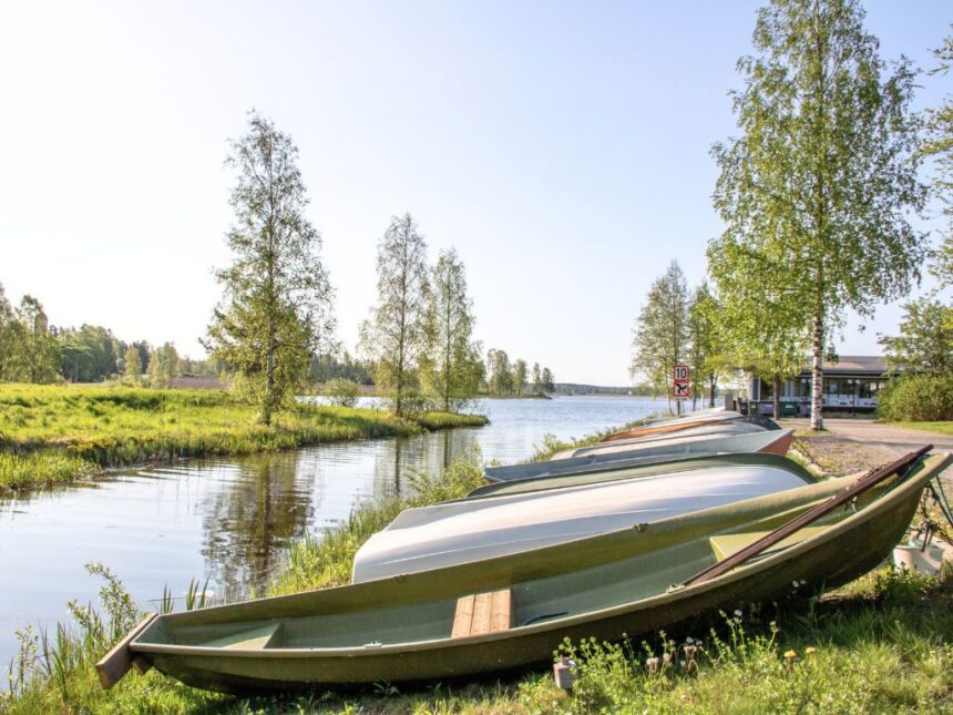 Venepaikat_veneet_Riviera_kuva_Essi_Koivisto Veneitä Rivieran venepaikoilla, taustalla kesäinen järvimaisema.