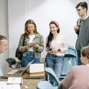 opiskelijat opiskelijoita juttelemassa pöydän ympärillä