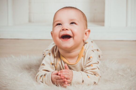 iloinen vauva lattialla