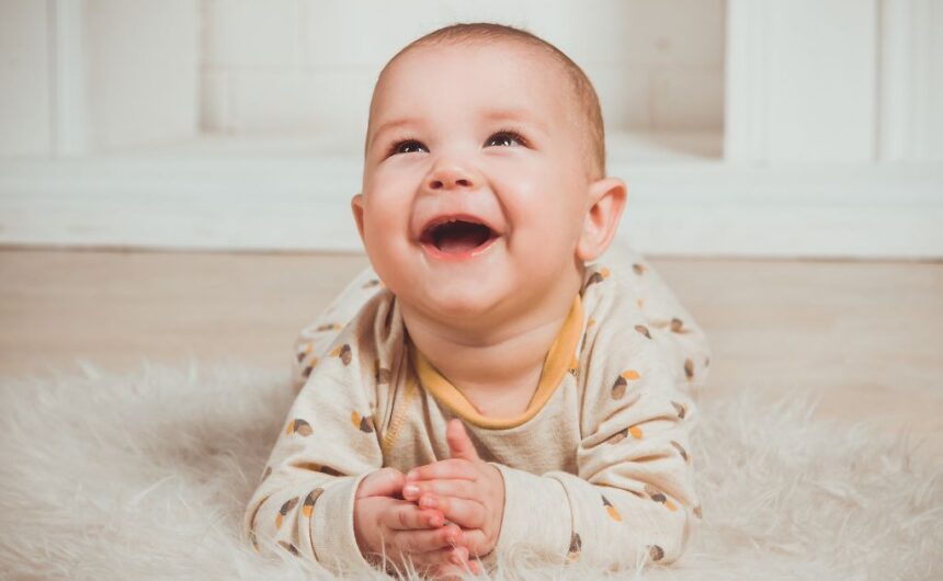 vauva iloinen vauva lattialla