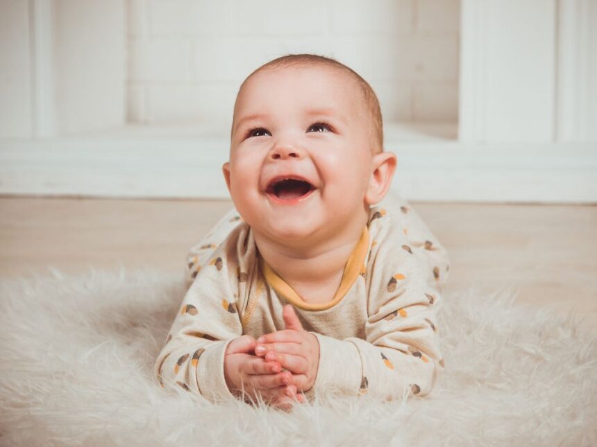 vauva iloinen vauva lattialla