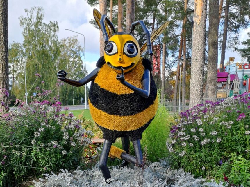 Hörhiäinen Leijonapuistossa Hörhiäinen-maskotti Leijonapuistossa