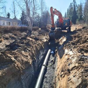 Runkovesijohdon_rakentaminen Kaivinkone kaivaa ojaa runkovesijohdolle.