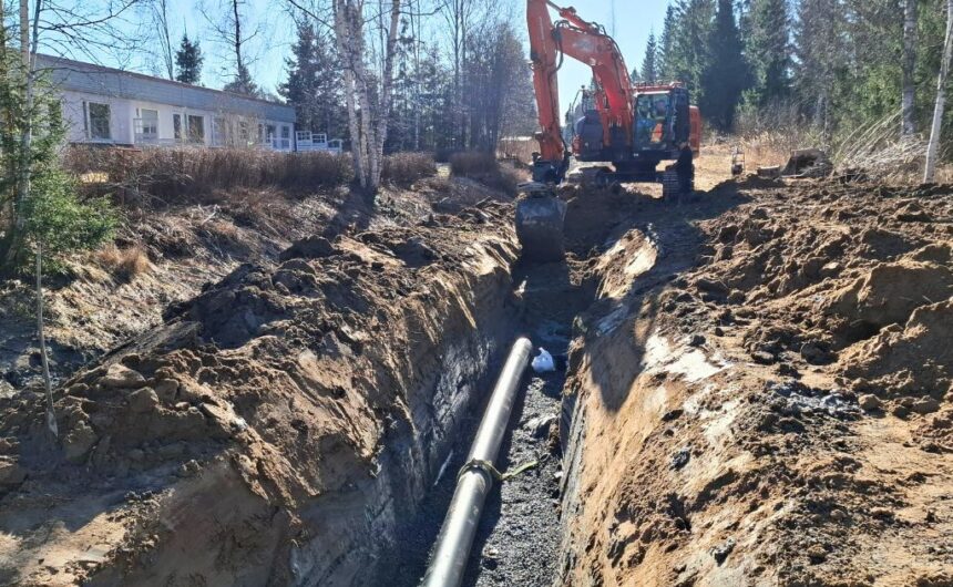 Runkovesijohdon_rakentaminen Kaivinkone kaivaa ojaa runkovesijohdolle.