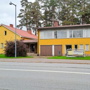 Nuorisotila Kankaanpään nuorisotilan julkisivu kesällä.
