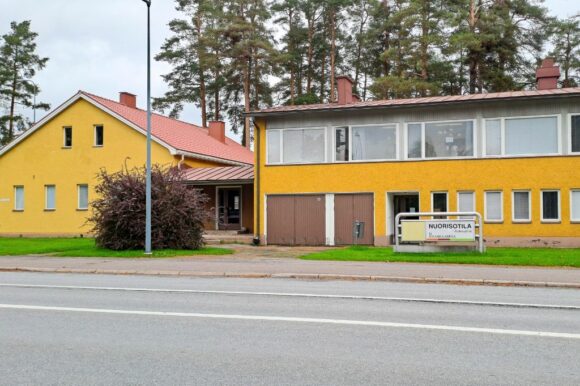 Nuorisotila Kankaanpään nuorisotilan julkisivu kesällä.