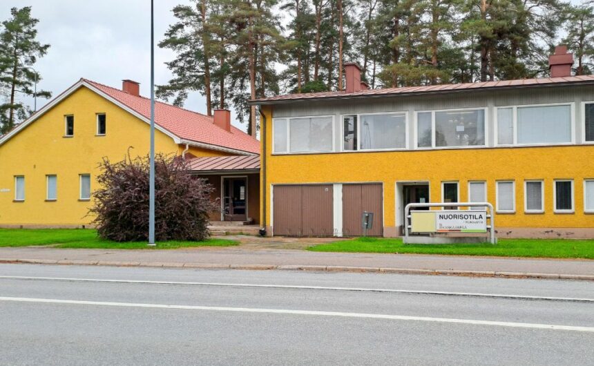 Nuorisotila Kankaanpään nuorisotilan julkisivu kesällä.