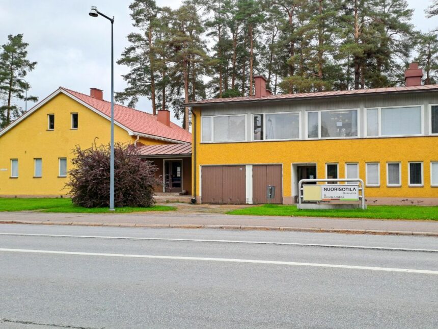Nuorisotila Kankaanpään nuorisotilan julkisivu kesällä.
