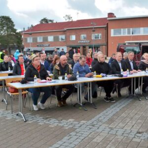 Torikokous_2025_kuva_Aimo_Haapakoski Kaupunginvaltuusto torilla.