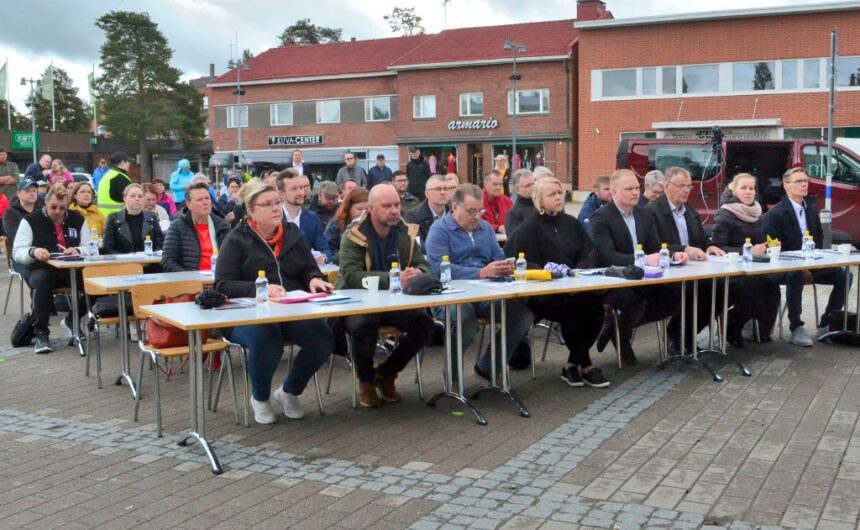 Torikokous_2025_kuva_Aimo_Haapakoski Kaupunginvaltuusto torilla.