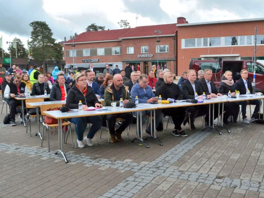 Torikokous_2025_kuva_Aimo_Haapakoski Kaupunginvaltuusto torilla.