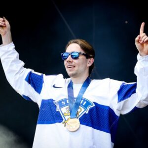 Ville Heinola kuva Pasi Mennander Suomen Jääkiekkoliitto Ville Heinola tuulettaa kultamitali kaulassaan.